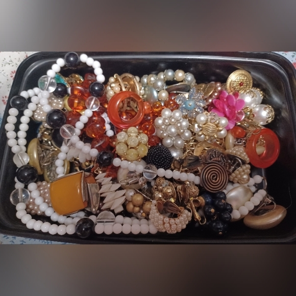 An Elegant Vintage Antique Assorted Jewelry Sets And Singles - Picture 6 of 6